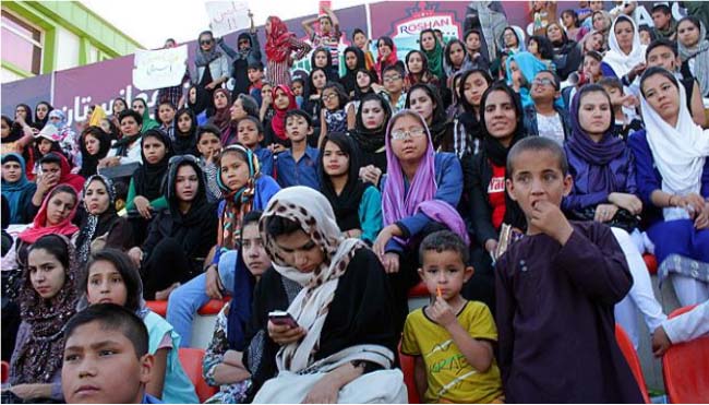 حضور پررنگ زنان در محل بازی‌های لیگ برتر فوتبال افغانستان